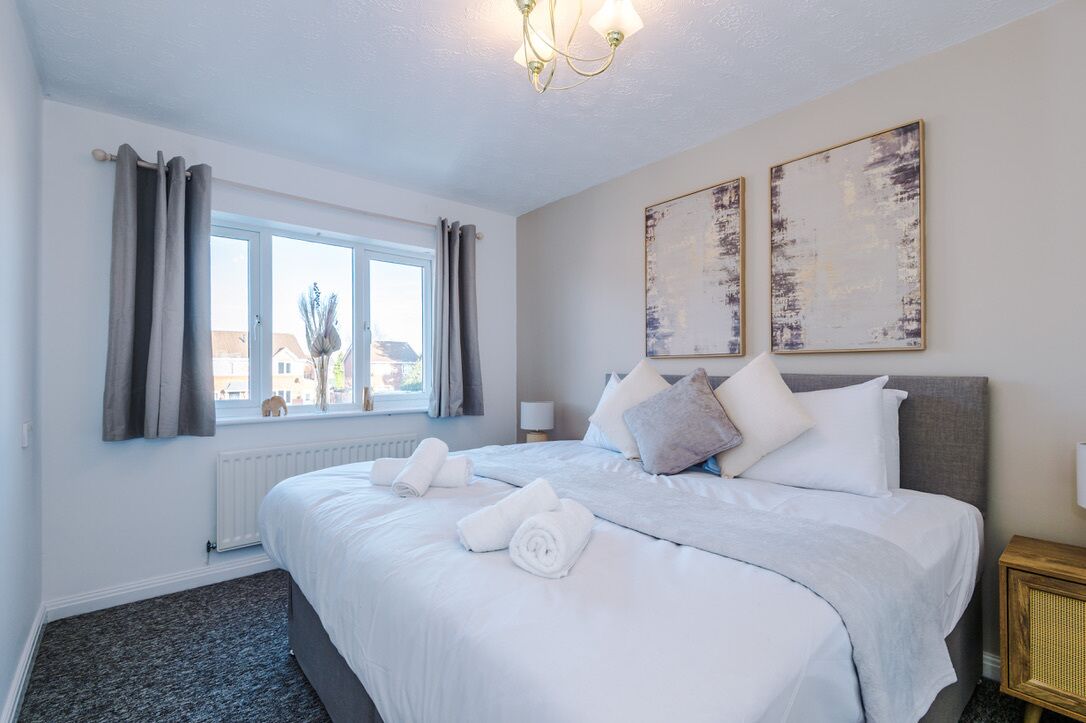 3 bedrooms, iron/ironing board, WiFi, bed sheets