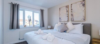 Peaceful 3 Bedroom Detached Home with ample parking, 7 mins to Chester