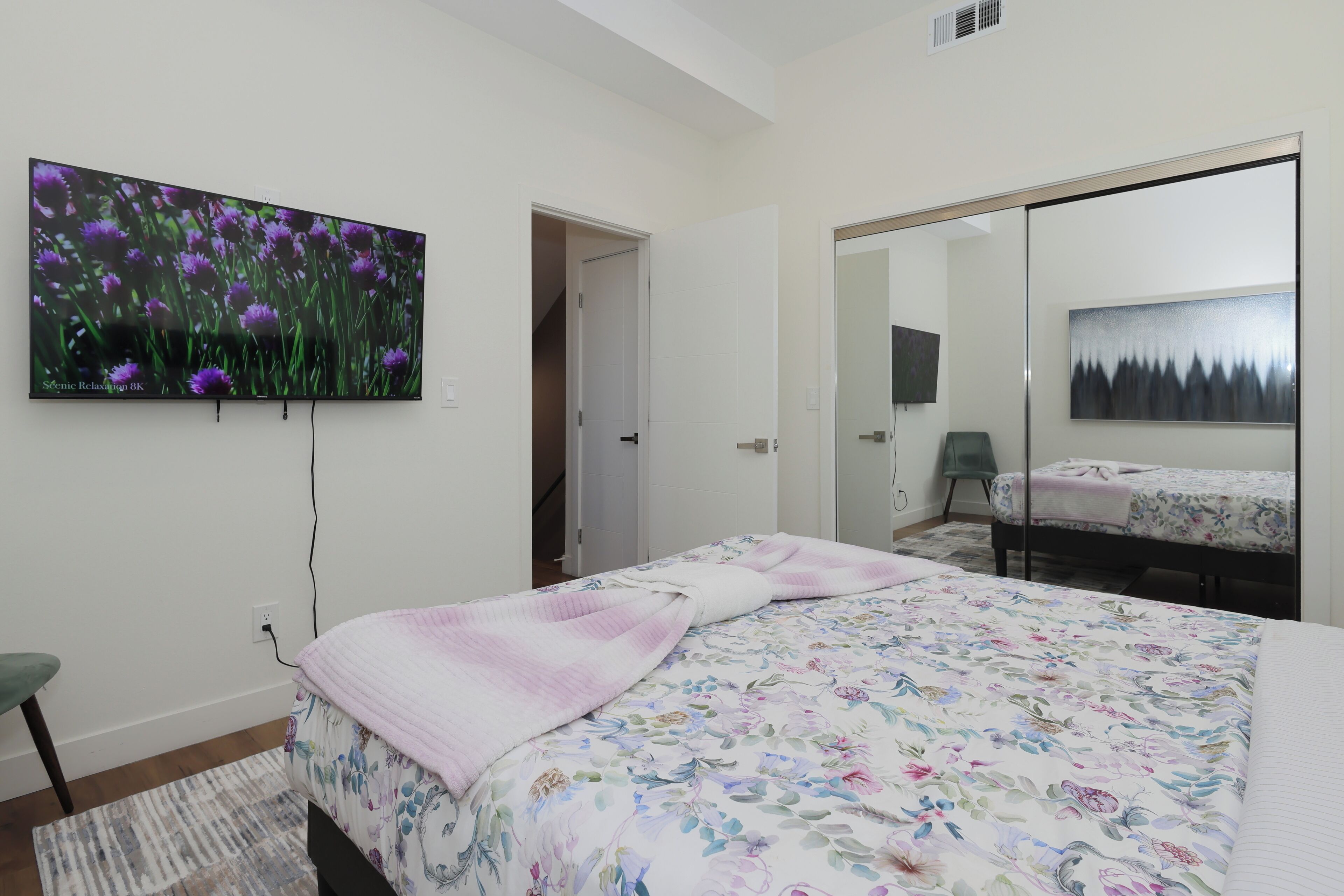 4 soverom, skrivebord, wi-fi (inkludert) og sengetøy