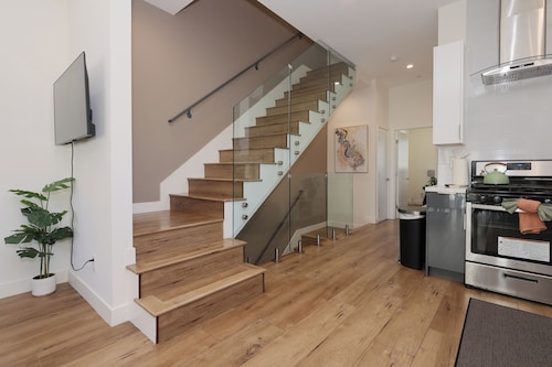 Newly Renovated 4B4B Suite in Central Los Angeles