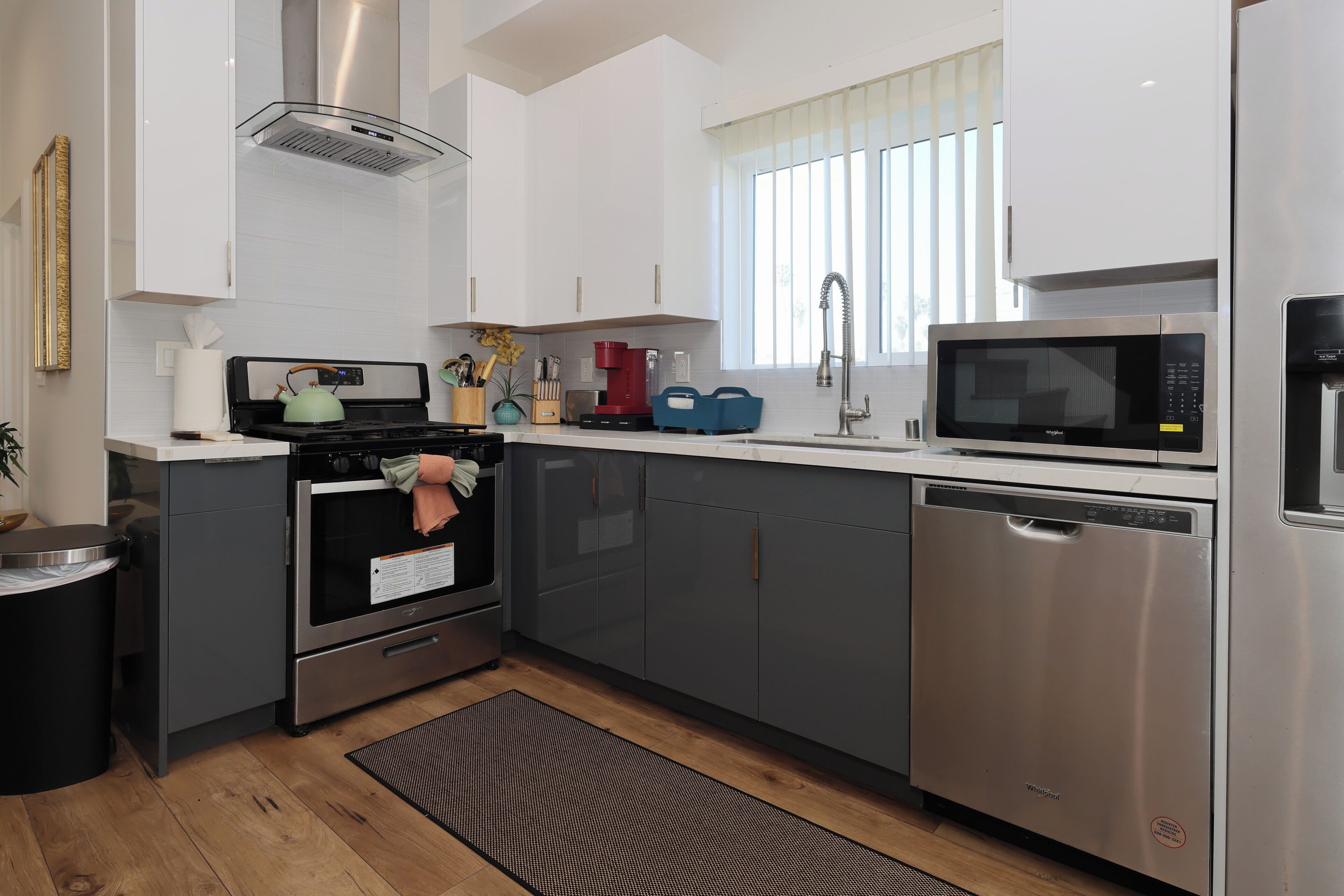 Kjøleskap, mikrobølgeovn, ovn og kokeplater