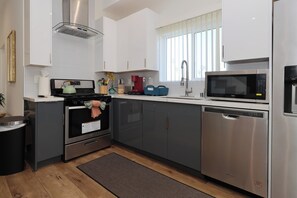 Fridge, microwave, oven, stovetop - Newly Renovated 4B4B Suite in Central Los Angeles (Los Angeles)