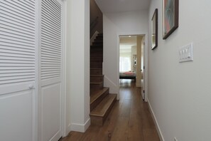 Interior - Newly Renovated 4B4B Suite in Central Los Angeles (Los Angeles)