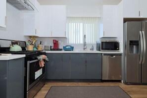 Fridge, microwave, oven, stovetop - Newly Renovated 4B4B Suite in Central Los Angeles (Los Angeles)
