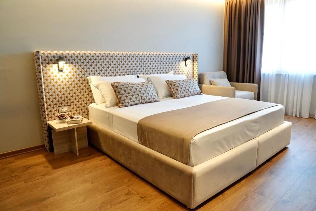 Desk, soundproofing, iron/ironing board, free WiFi