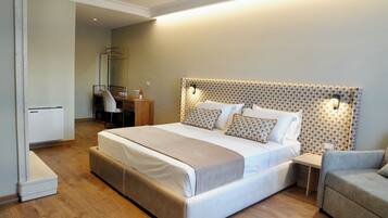 Junior Double Room, Patio | Desk, soundproofing, iron/ironing board, free WiFi