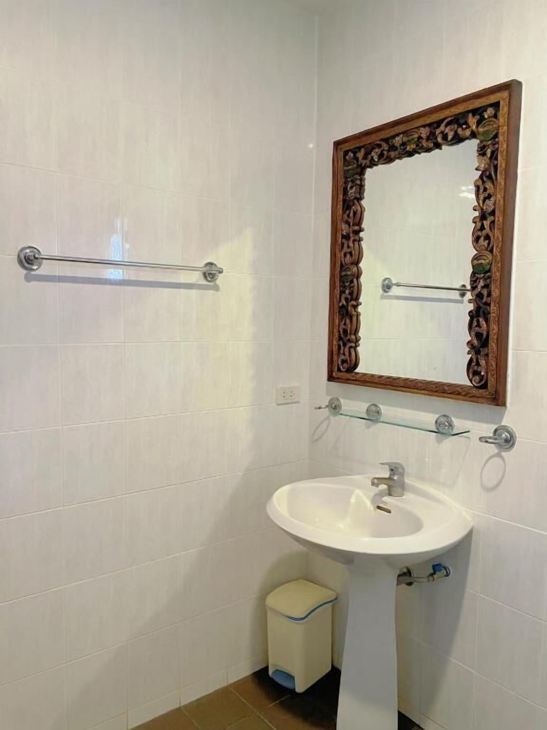 Een douche, een haardroger, een bidet, handdoeken