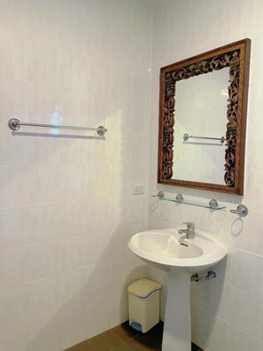 Buồng tắm vòi sen, máy sấy tóc, khăn tắm, xà phòng