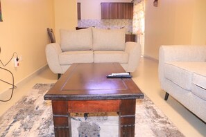 TV - 2-bedroom apartment in excellent Nairobi with fitness room access (Nairobi)