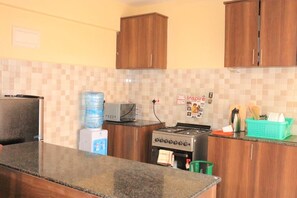 Microwave, stovetop - 2-bedroom apartment in excellent Nairobi with fitness room access (Nairobi)