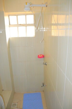 Shower, towels, soap, toilet paper - 2-bedroom apartment in excellent Nairobi with fitness room access (Nairobi)