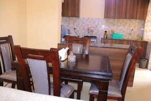 Dining - 2-bedroom apartment in excellent Nairobi with fitness room access (Nairobi)
