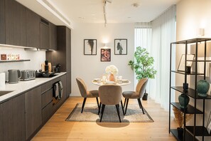 Fridge, microwave, oven, stovetop - Elegant 2BR London Escape • A/C • Gym Access (London)
