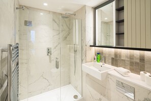 Hair dryer, towels, soap, shampoo - Elegant 2BR London Escape • A/C • Gym Access (London)