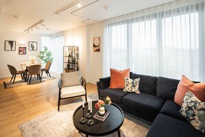 Smart TV - Elegant 2BR London Escape • A/C • Gym Access (London)