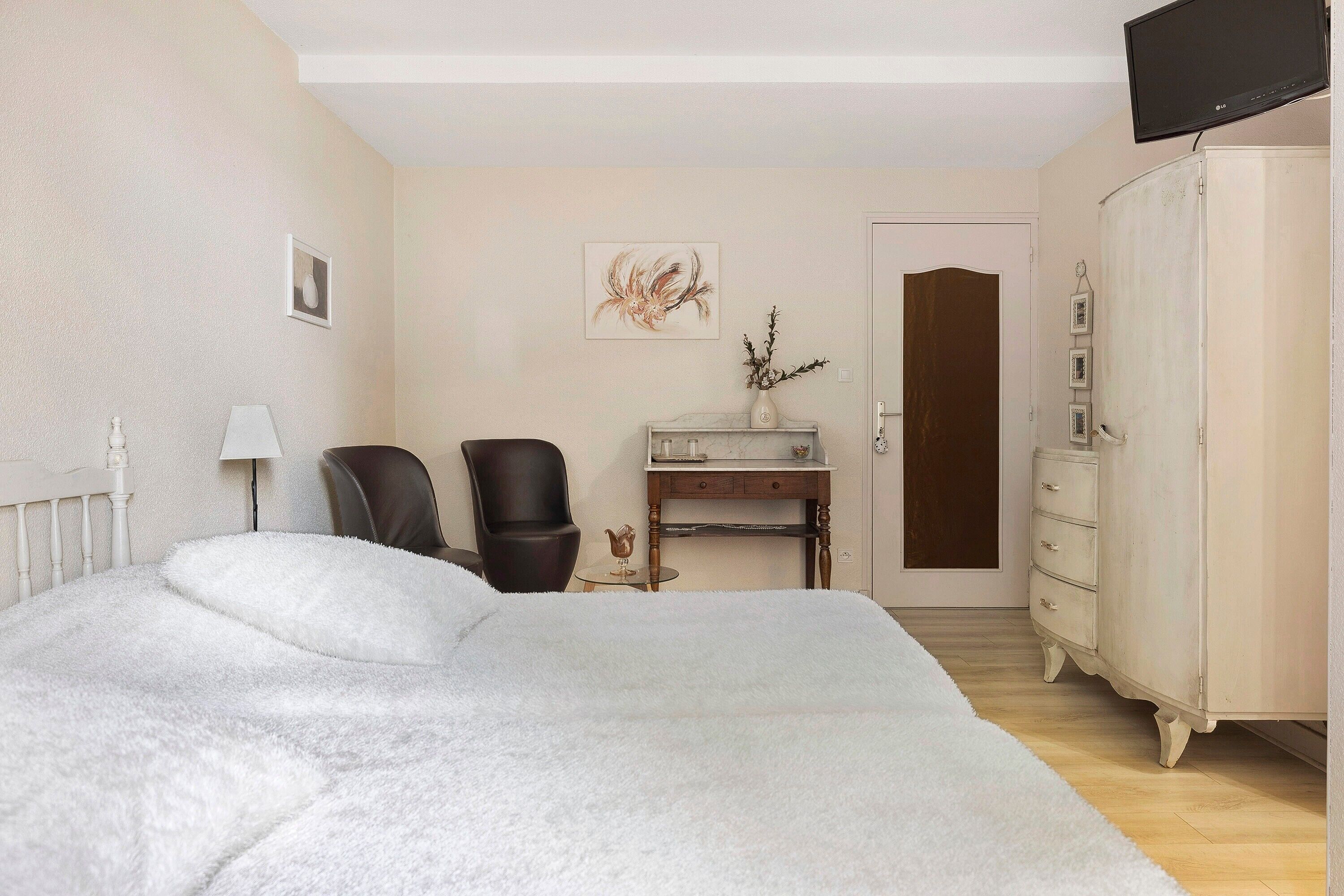 Tabla de planchar con plancha, wifi, ropa de cama