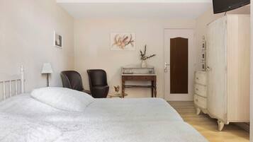 Tabla de planchar con plancha, wifi, ropa de cama