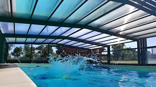 Chambre d’hôtes « Les Malvaux - Chambre Marron » avec piscine, terrasse partagées et Wi-Fi