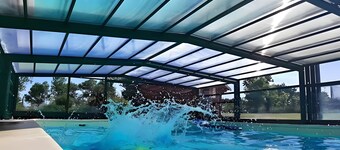 Bed and Breakfast 'Les Malvaux - Chambre Marron' with Shared Pool, Shared Terrace and Wi-Fi