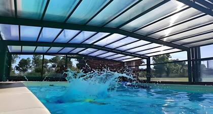 Chambre dâhĂŽtes « Les Malvaux - Chambre Marron » avec piscine, terrasse partagĂ©es et Wi-Fi