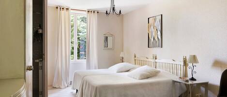 Iron/ironing board, WiFi, bed sheets