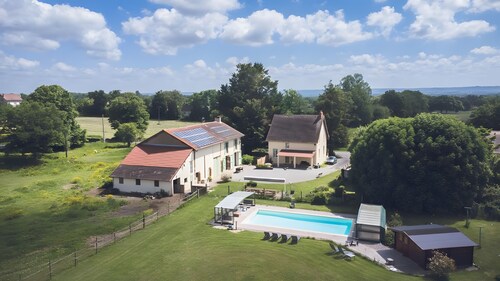 Bed and Breakfast 'Les Malvaux - Chambre Marron' with Shared Pool, Shared Terrace and Wi-Fi