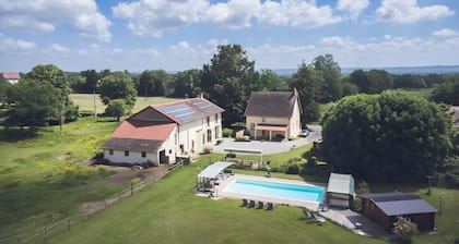 Bed and Breakfast 'Les Malvaux - Chambre Marron' with Shared Pool, Shared Terrace and Wi-Fi