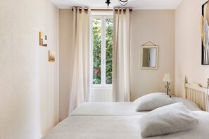 Iron/ironing board, WiFi, bed sheets