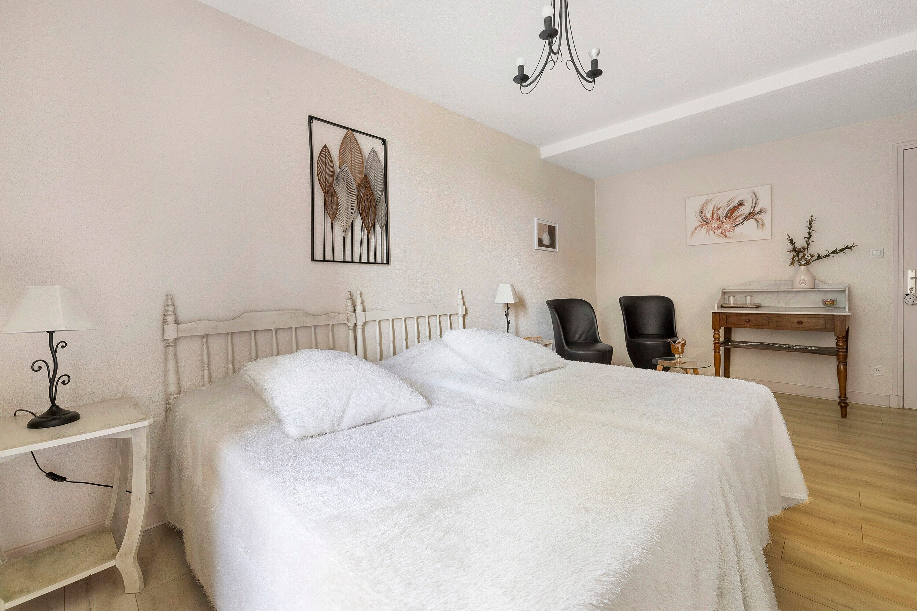 Iron/ironing board, WiFi, bed sheets