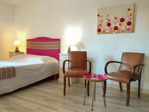 Bed & Breakfast 'Les Malvaux – Zimmer Fuchsia' mit Gemeinschaftspool, Terrasse & WLAN