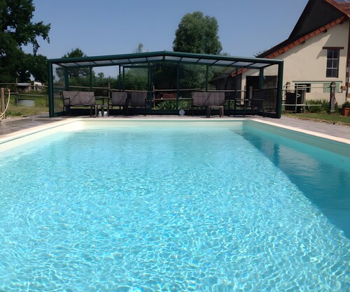 Bed and Breakfast 'Les Malvaux - Chambre Fuchsia' with Shared Pool, Shared Terrace and Wi-Fi
