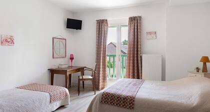Chambre dâhĂŽtes « Les Malvaux - Chambre Fuchsia » avec piscine, terrasse partagĂ©es et Wi-Fi