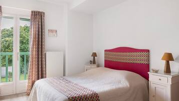 Iron/ironing board, WiFi, bed sheets