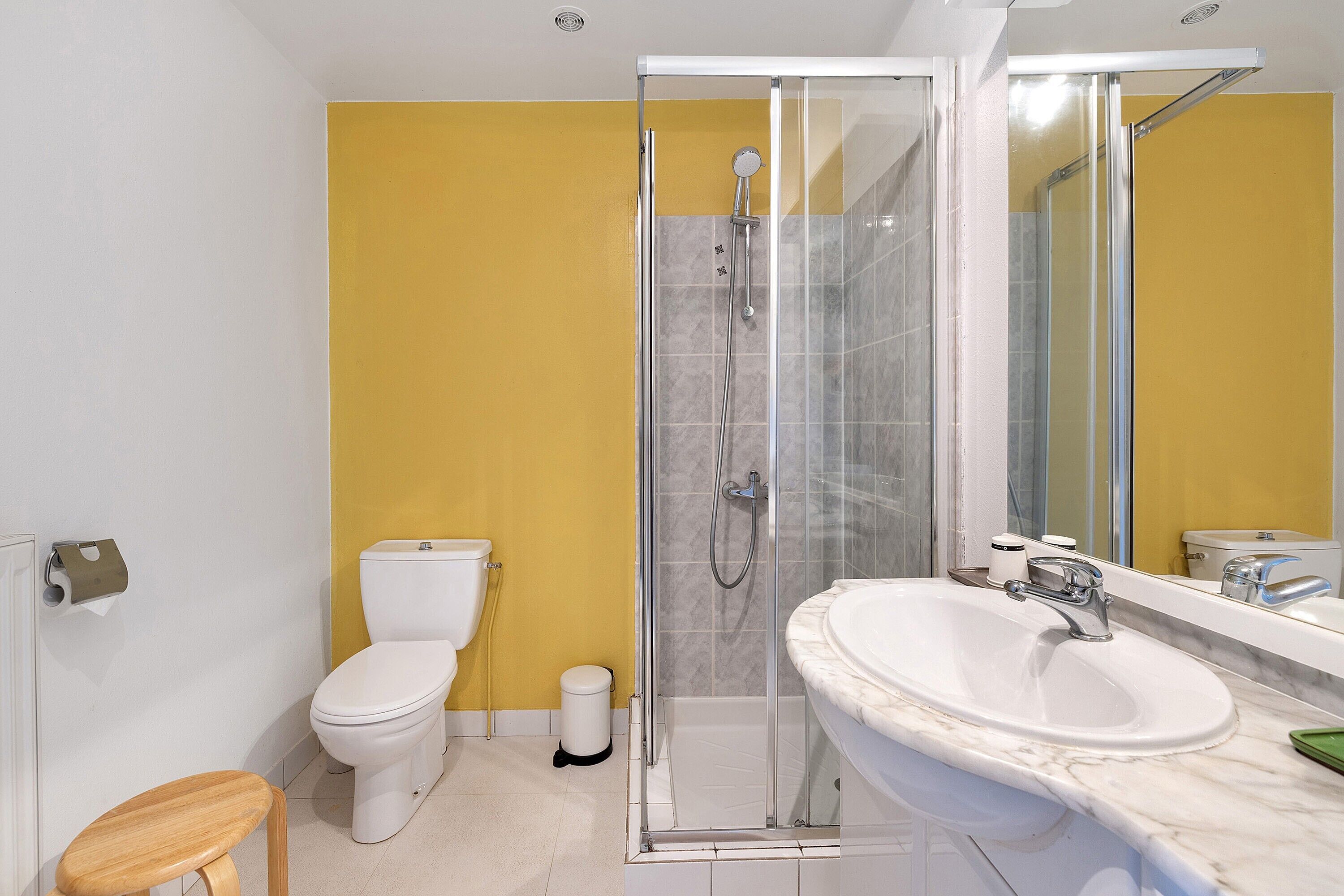 Un baño con inodoro, ducha y lavamanos.