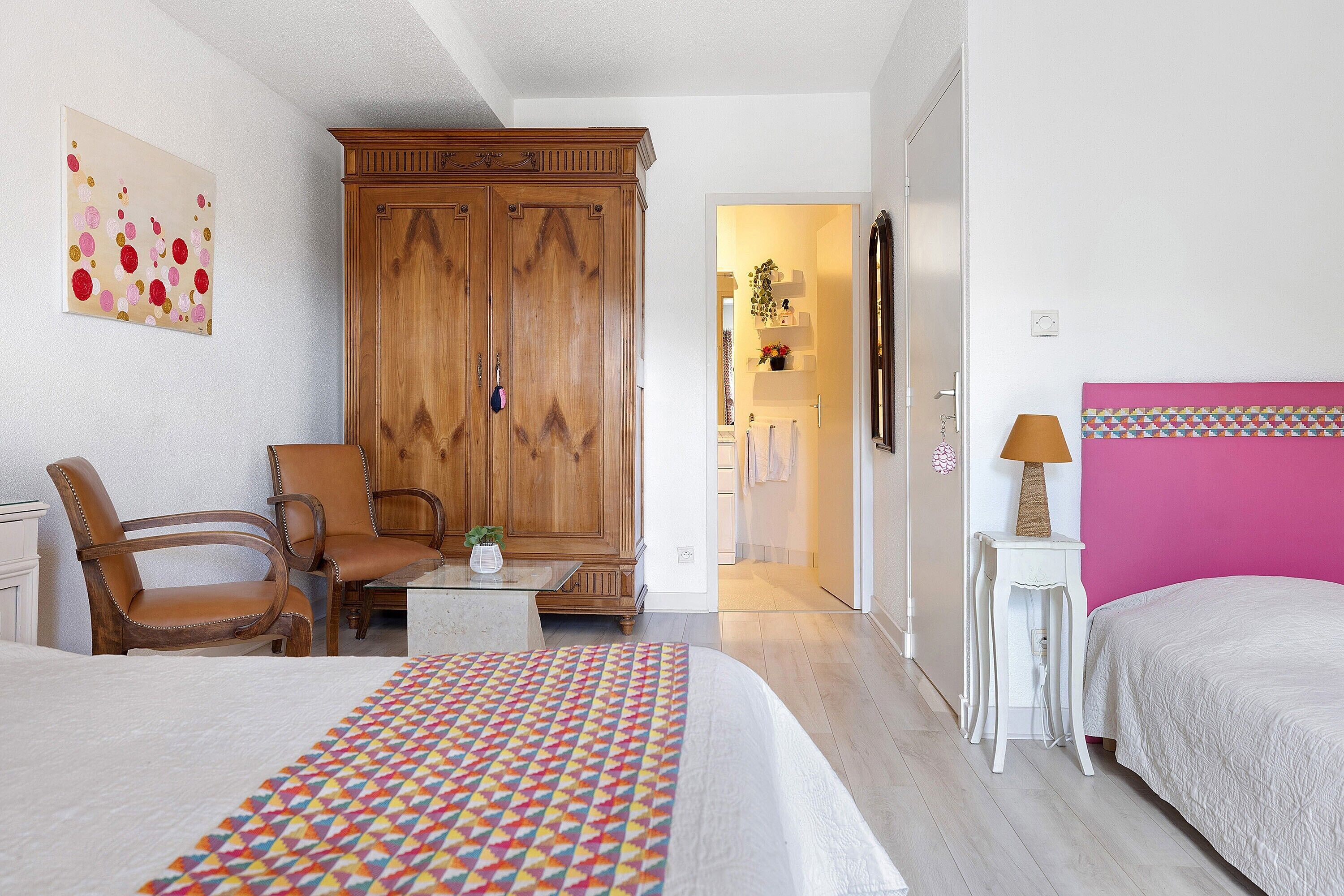 Tabla de planchar con plancha, wifi y ropa de cama 