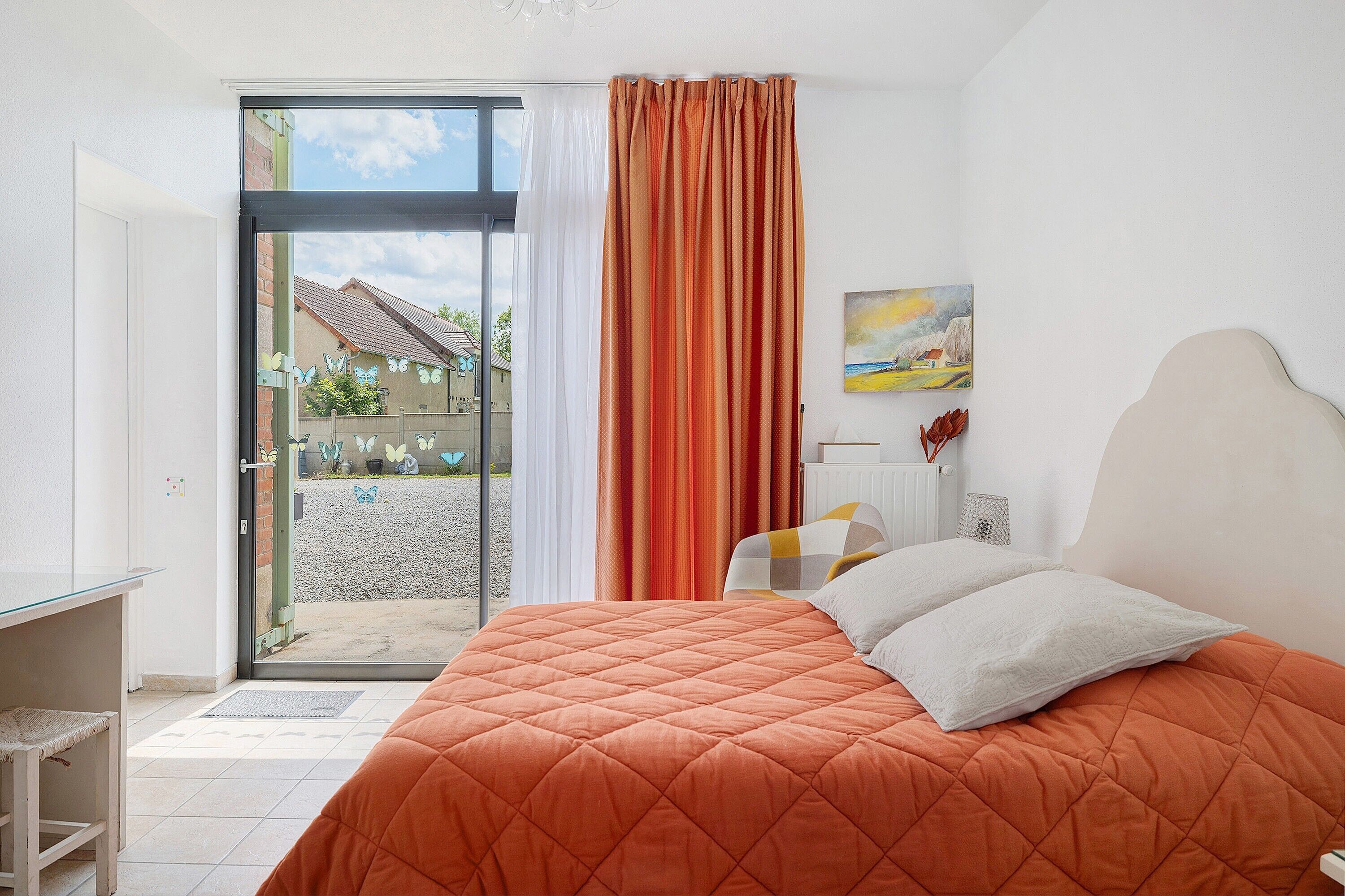 Iron/ironing board, WiFi, bed sheets, wheelchair access