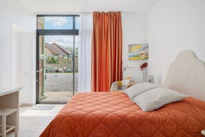 Iron/ironing board, WiFi, bed sheets, wheelchair access - Bed and Breakfast 'Les Malvaux - Chambre Orange' with Shared Pool, Shared Terrace and Wi-Fi (Huriel)