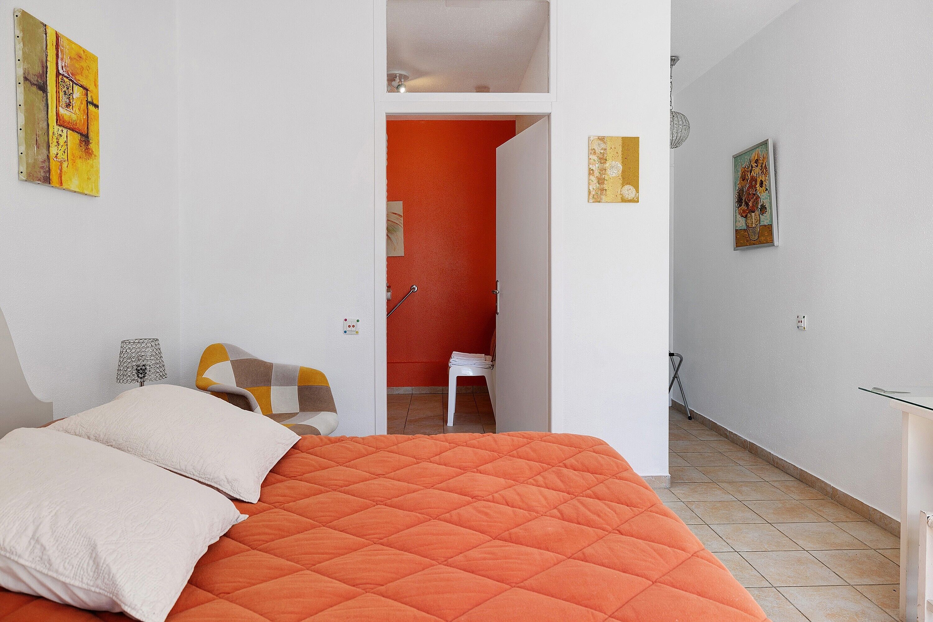 Tabla de planchar con plancha, wifi, ropa de cama