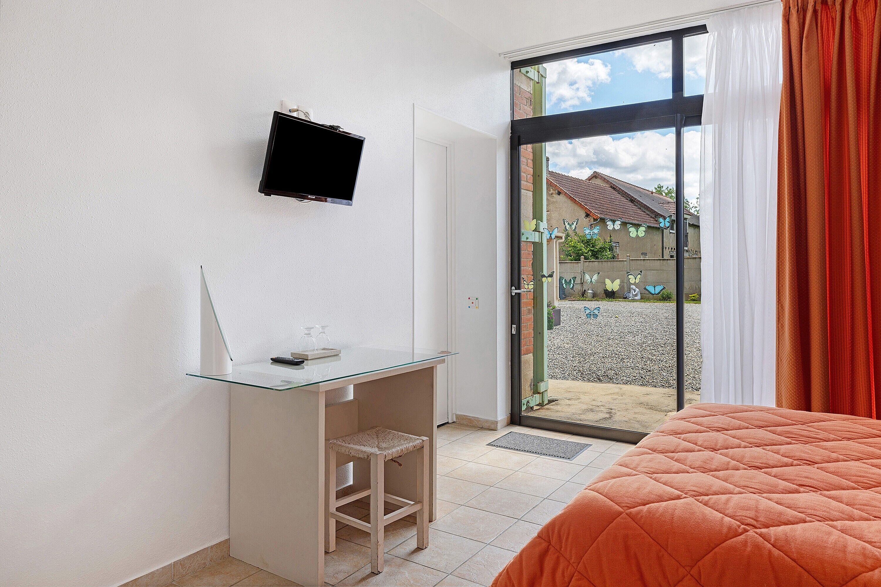 Iron/ironing board, WiFi, bed sheets, wheelchair access