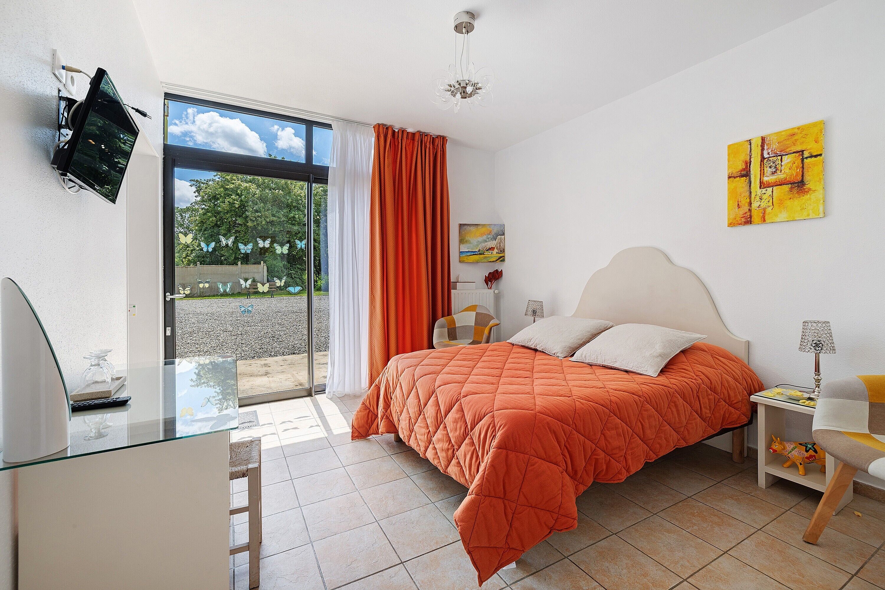 Iron/ironing board, WiFi, bed sheets, wheelchair access