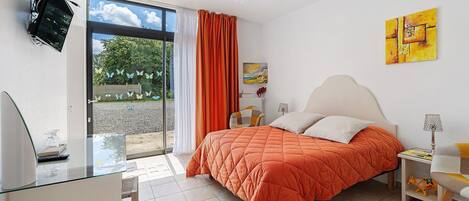 Iron/ironing board, WiFi, bed sheets, wheelchair access