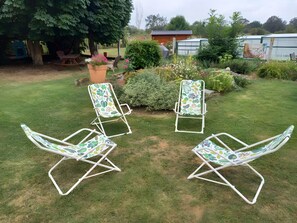 Property grounds - Bed and Breakfast 'Les Malvaux - Chambre Verte' with Shared Pool, Shared Terrace and Wi-Fi (Huriel)