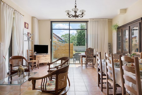 TV, ping pong. Bed and Breakfast 'Les Malvaux - Chambre Verte' with Shared Pool, Shared Terrace and Wi-Fi