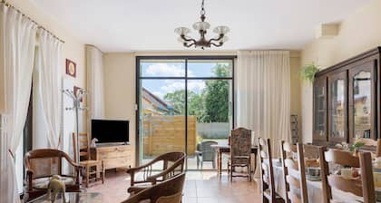 Bed and Breakfast 'Les Malvaux - Chambre Verte' with Shared Pool, Shared Terrace and Wi-Fi