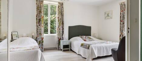 Iron/ironing board, WiFi, bed sheets