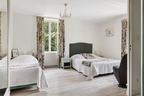 Tabla de planchar con plancha, wifi, ropa de cama
