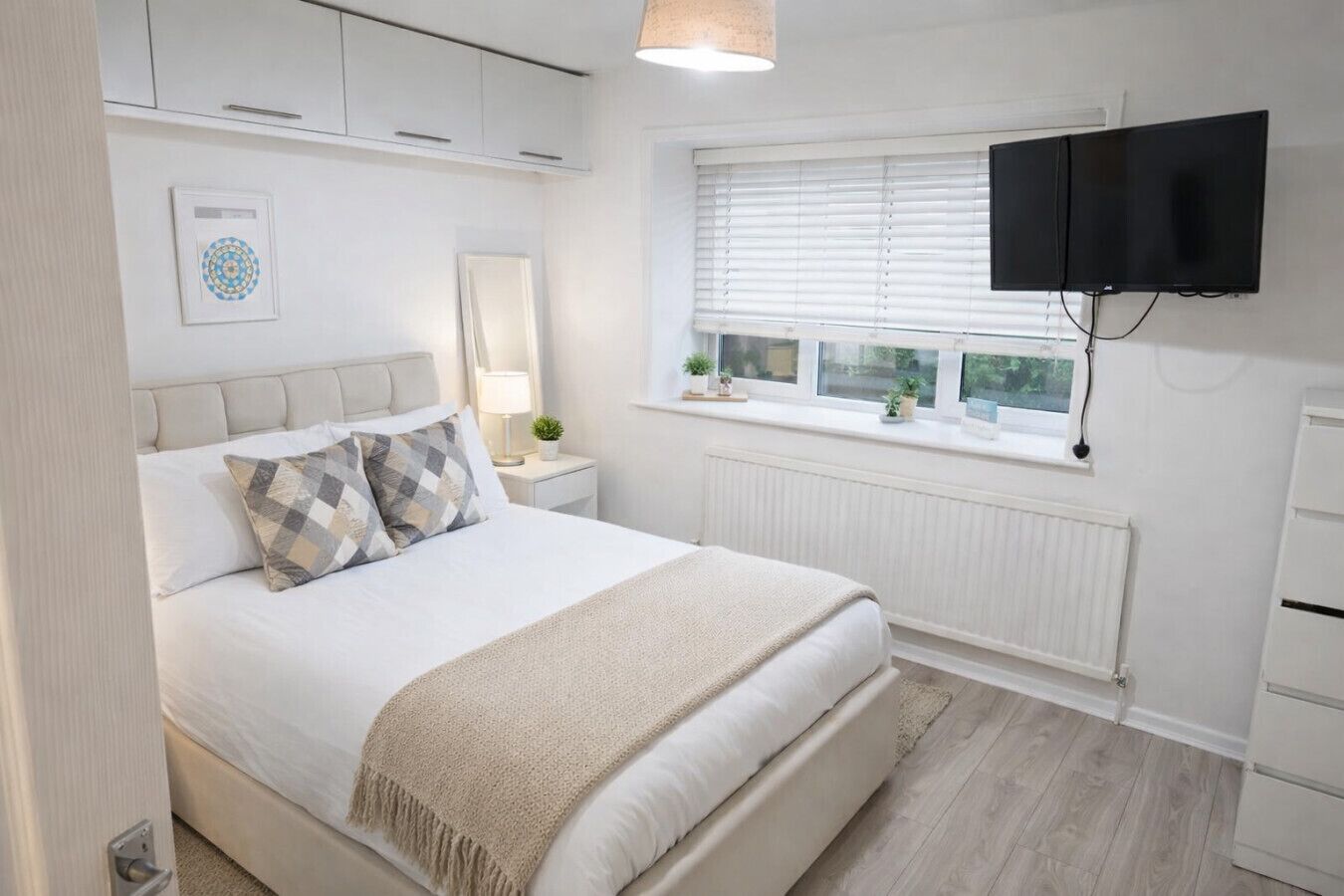 Bureau, fer et planche à repasser, lit parapluie, Wi-Fi