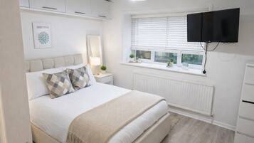 Bureau, fer et planche à repasser, lit parapluie, Wi-Fi