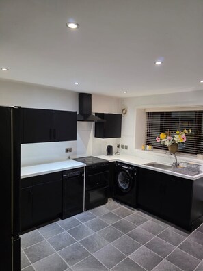 Kylskåp, mikrovågsugn, ugn och spishäll