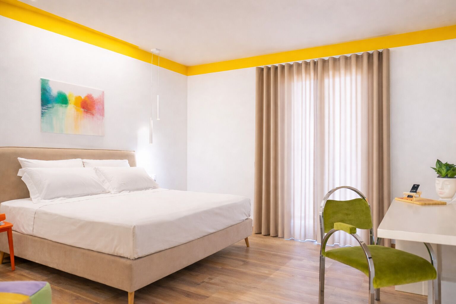 Familien-Suite, eigenes Bad, Stadtblick | Zimmersafe, Schreibtisch, laptopgeeigneter Arbeitsplatz